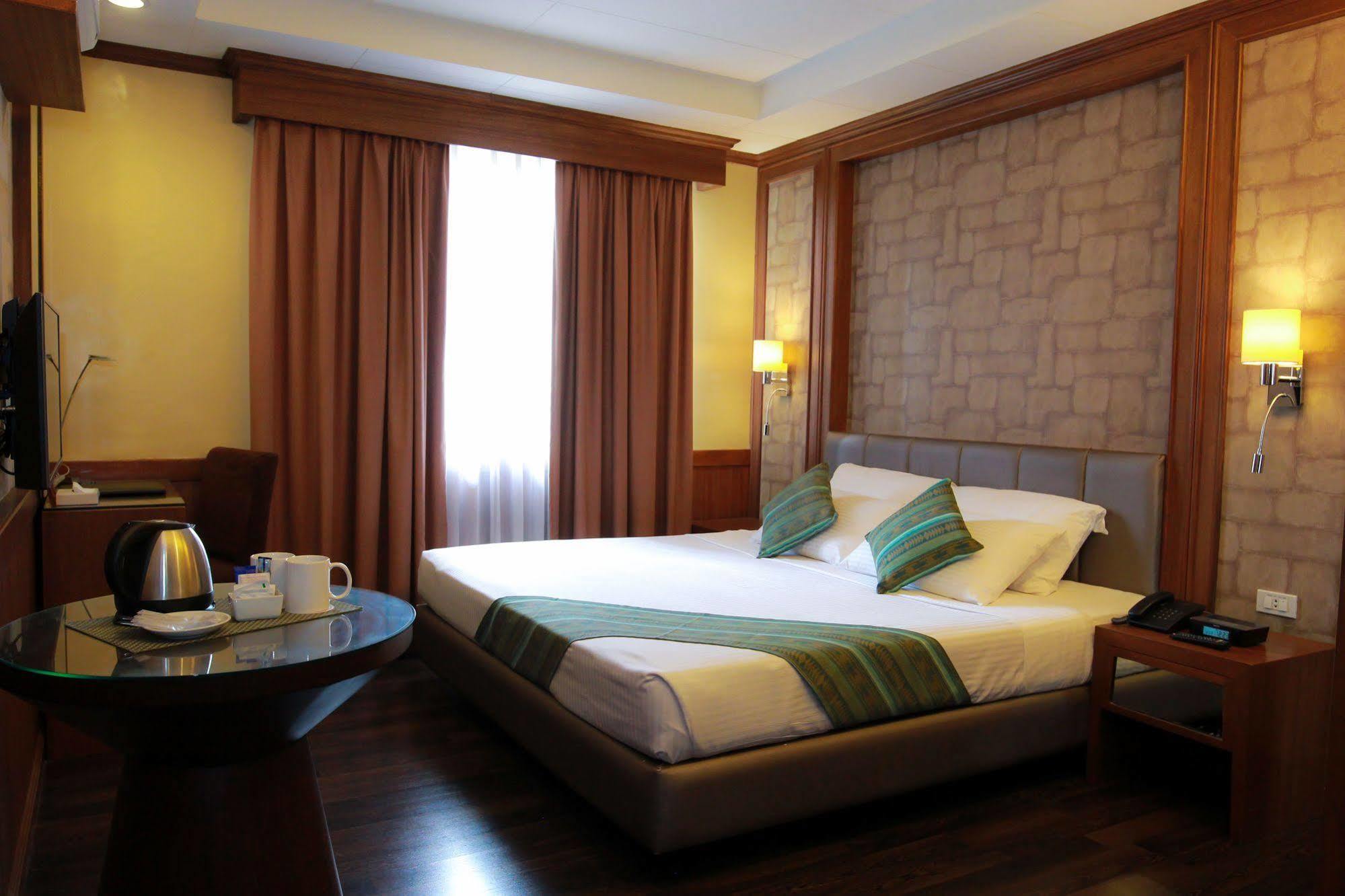 Best Western Hotel La Corona Manila Exterior foto