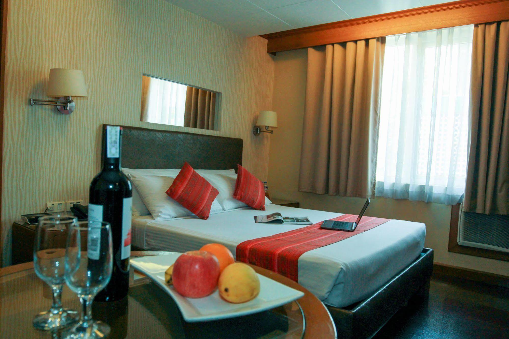 Best Western Hotel La Corona Manila Exterior foto